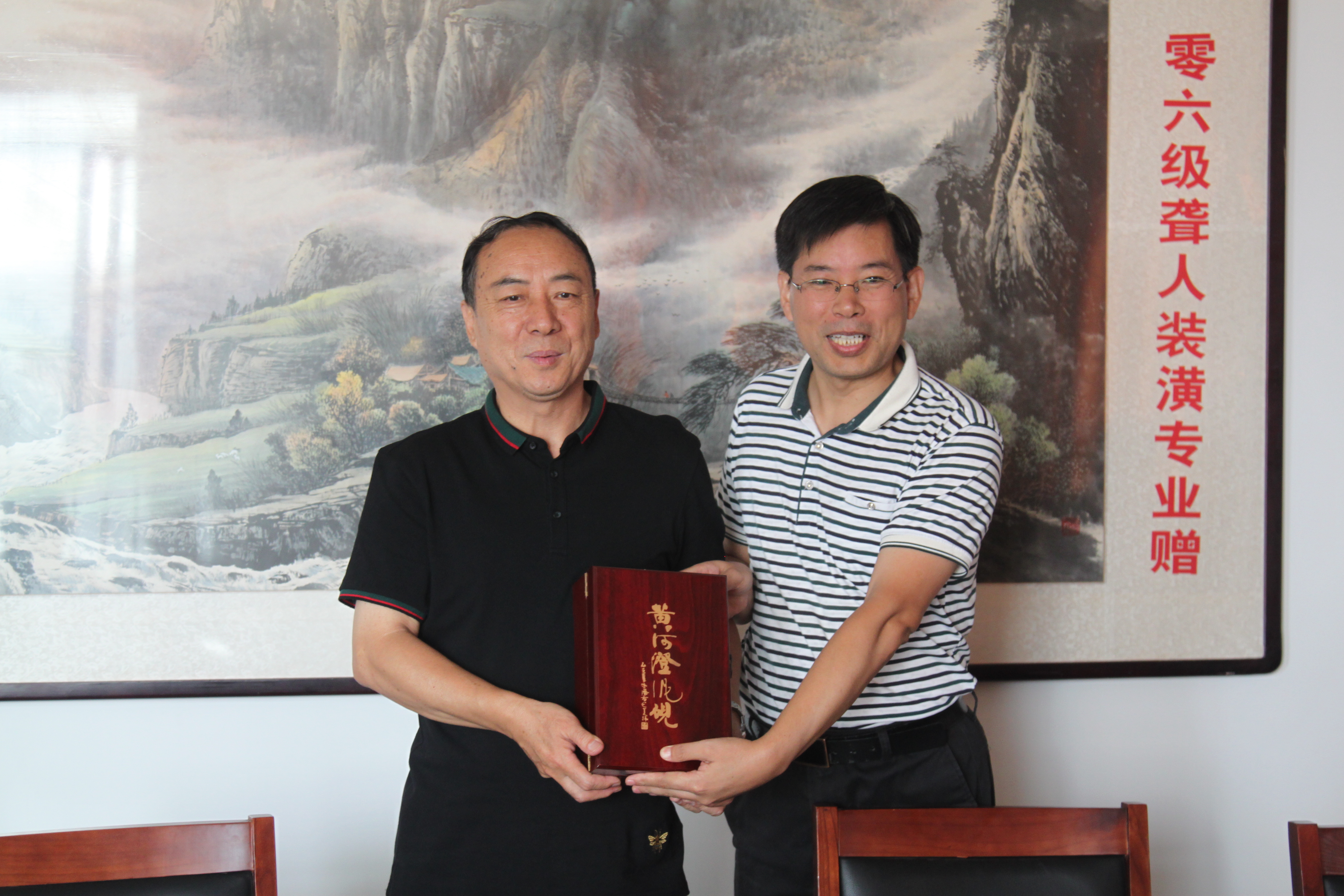 总支谭书记为刘书记颁发纪念品